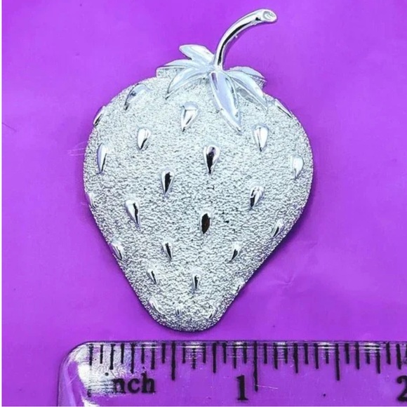 Sarah Coventry Silver Tone Strawberry Ice Brooch Pin Signed Sarah Cove VTG 1968 - Picture 4 of 4
